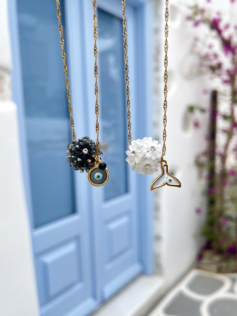 Noir & Blanc Flower Necklace