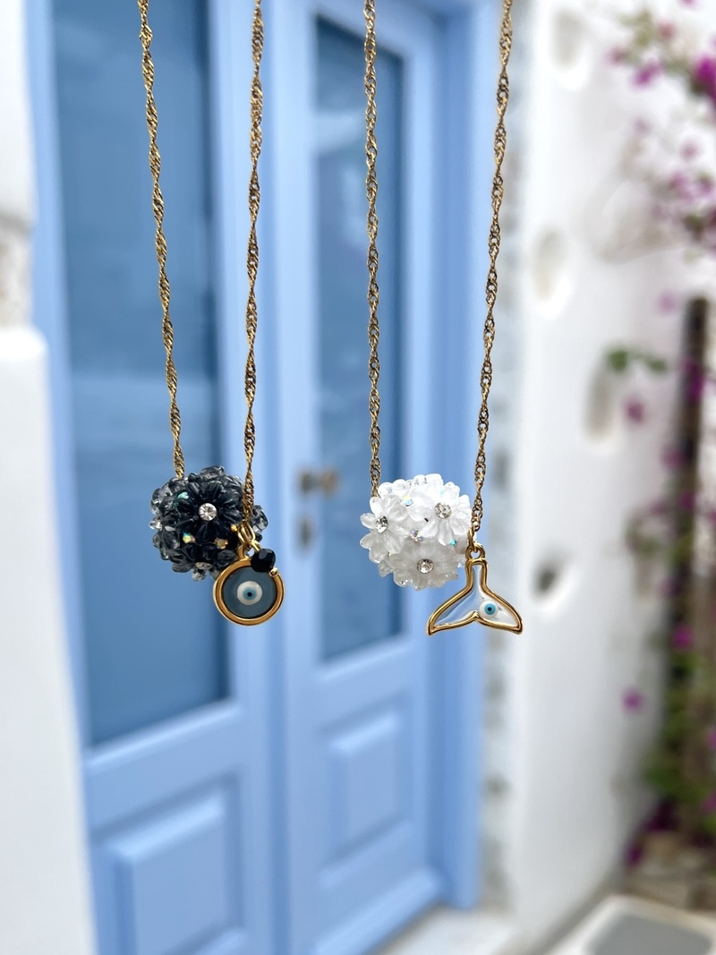 Noir & Blanc Flower Necklace