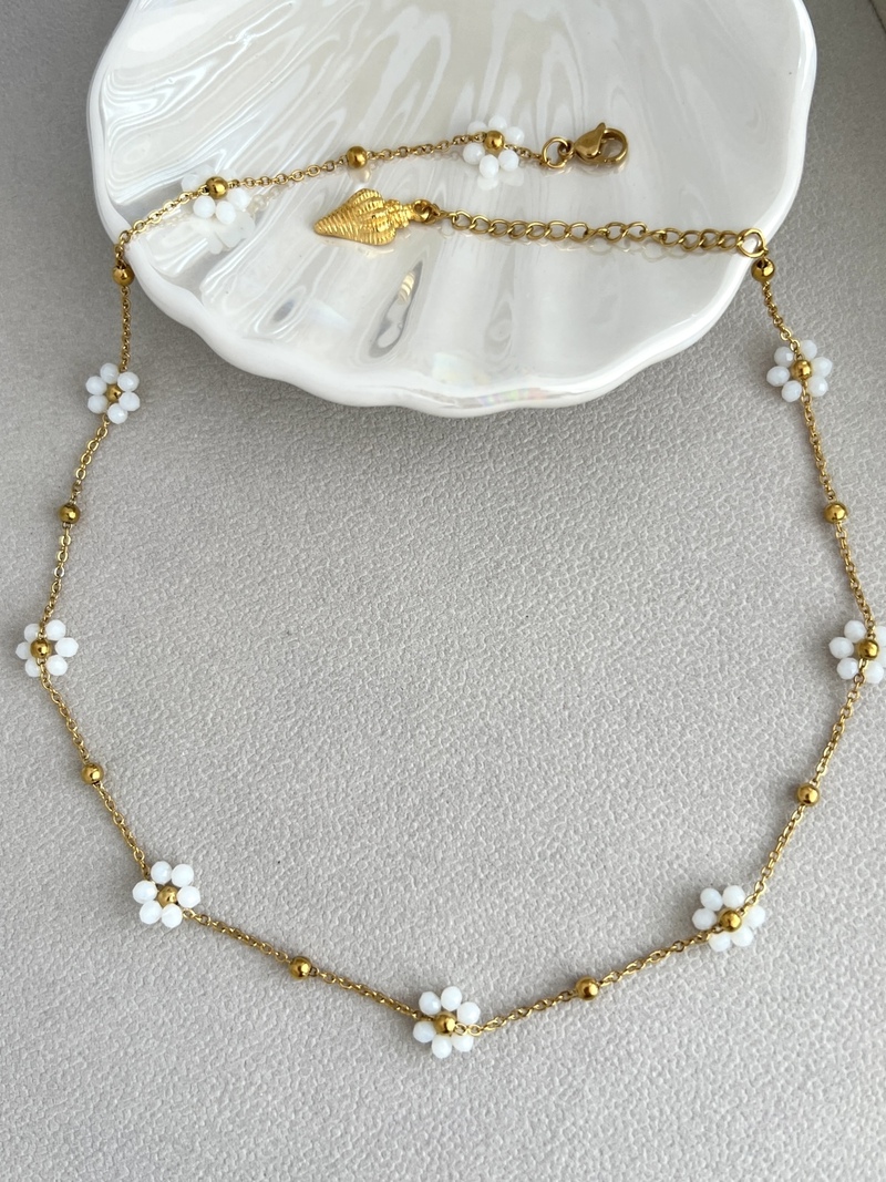White Daisy Necklace