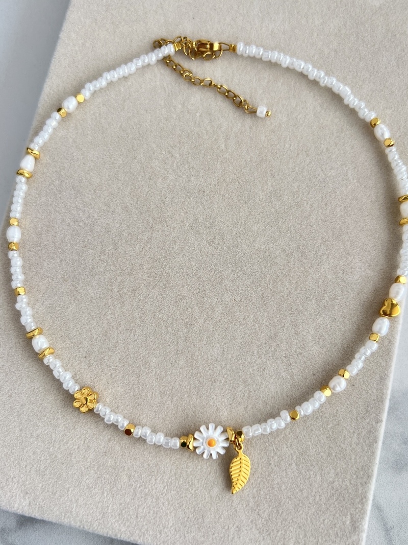 White Daisy Necklace
