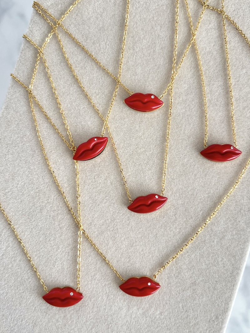 Kiss Necklace